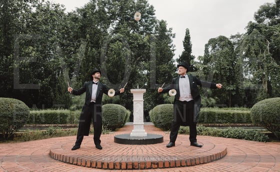 Juggling Gentlemen Duo 5